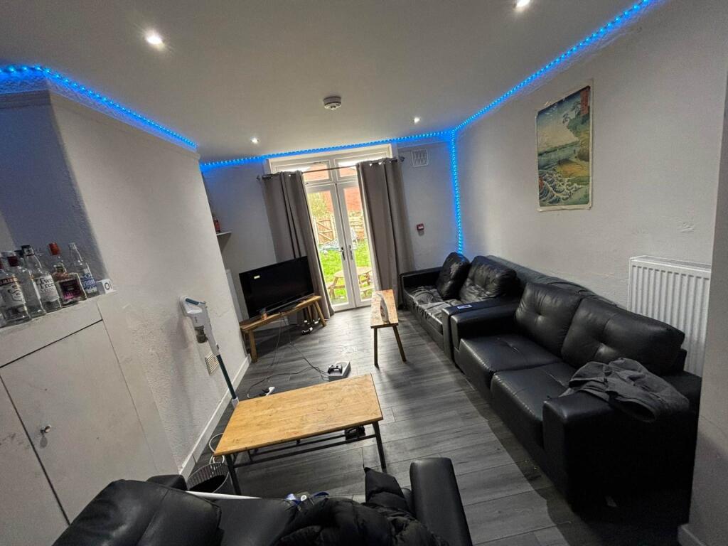 7 bed Mid Terraced House for rent in Stockport. From Flax & Co - Manchester 7 bed Mid Terraced House for rent in Stockport. From Flax & Co - Manchester