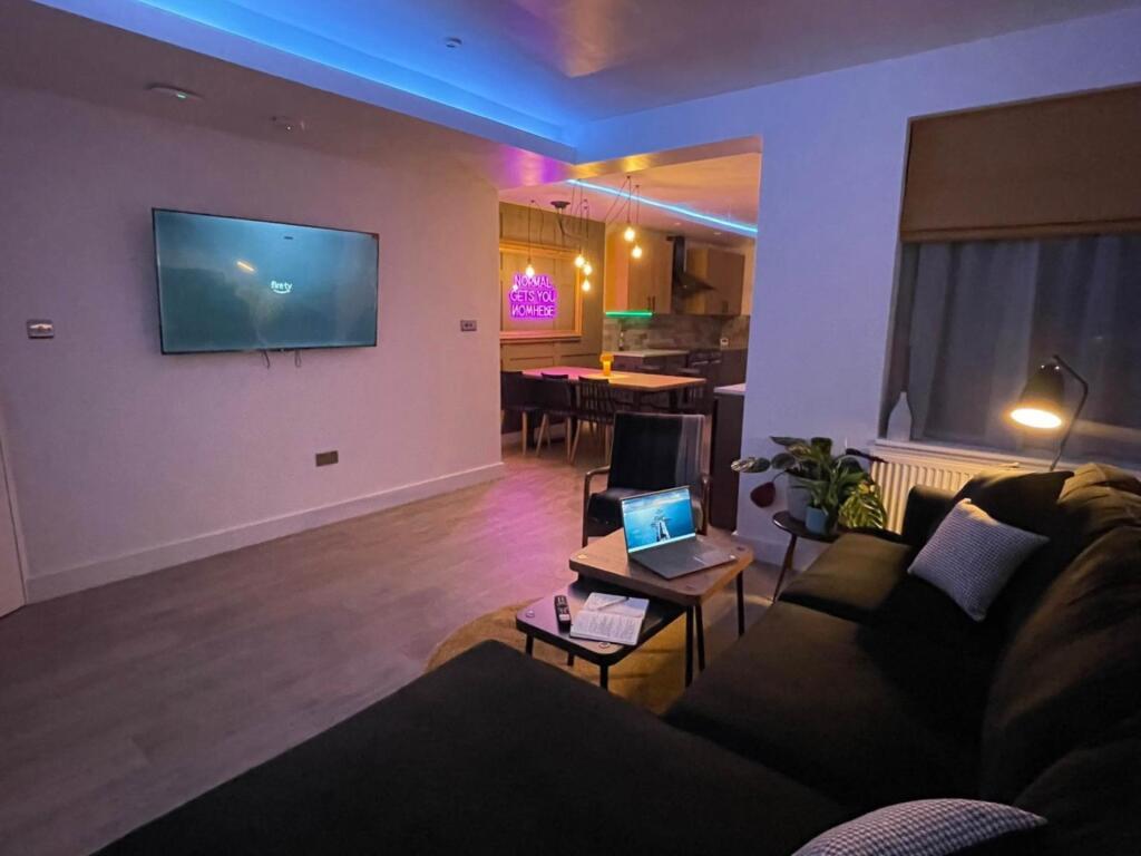 6 bed Mid Terraced House for rent in Manchester. From Flax & Co - Manchester