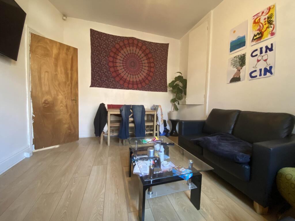 4 bed Mid Terraced House for rent in Gatley. From Flax & Co - Manchester 4 bed Mid Terraced House for rent in Gatley. From Flax & Co - Manchester