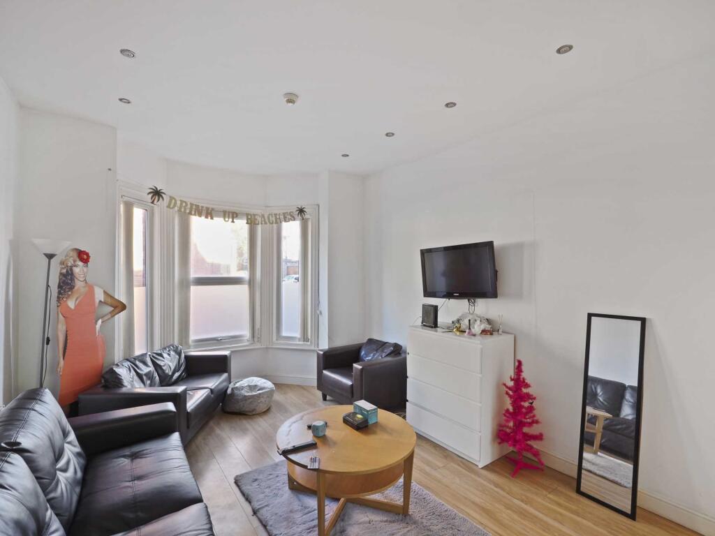 6 bed Mid Terraced House for rent in Manchester. From Flax & Co - Manchester