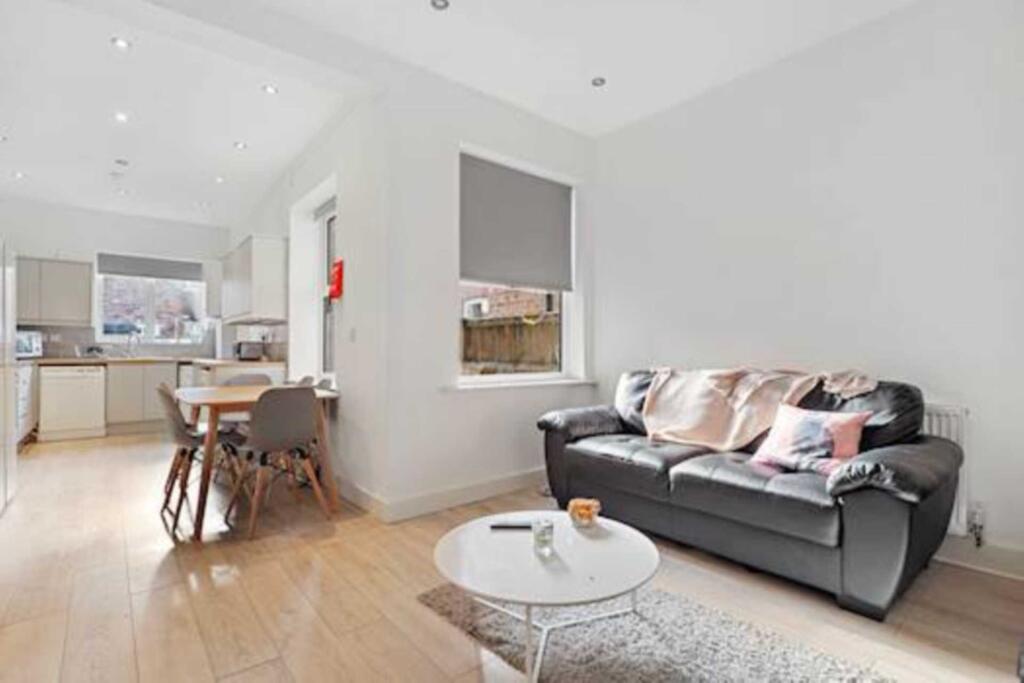 6 bed Mid Terraced House for rent in Manchester. From Flax & Co - Manchester