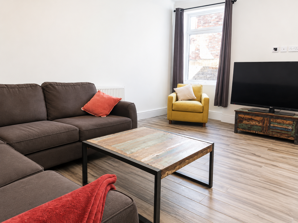 6 bed Mid Terraced House for rent in Stockport. From House (Manchester) Ltd - Manchester