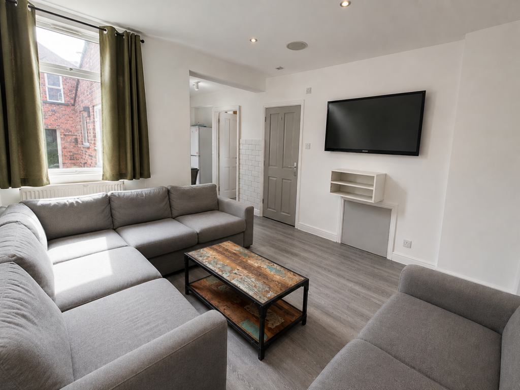 7 bed Mid Terraced House for rent in Stockport. From House (Manchester) Ltd - Manchester