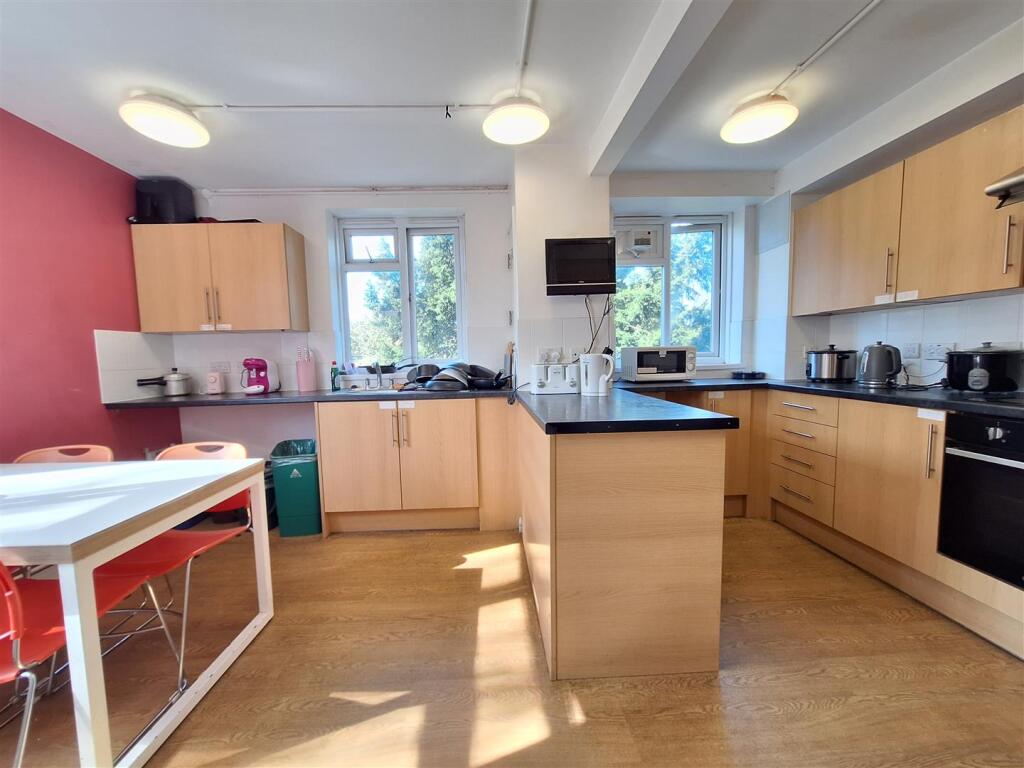 1 bed Private Halls for rent in Reading. From Walmsley Estate Agents - Caversham