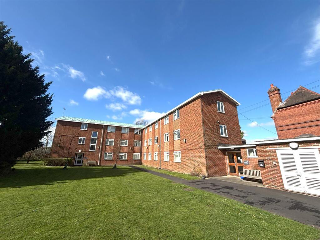 1 bed Private Halls for rent in Reading. From Walmsley Estate Agents - Caversham