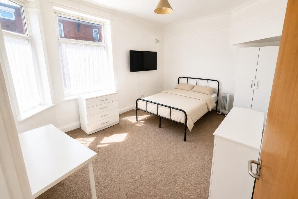 4 bed Mid Terraced House for rent in Manchester. From Nicholas Humphreys - Manchester
