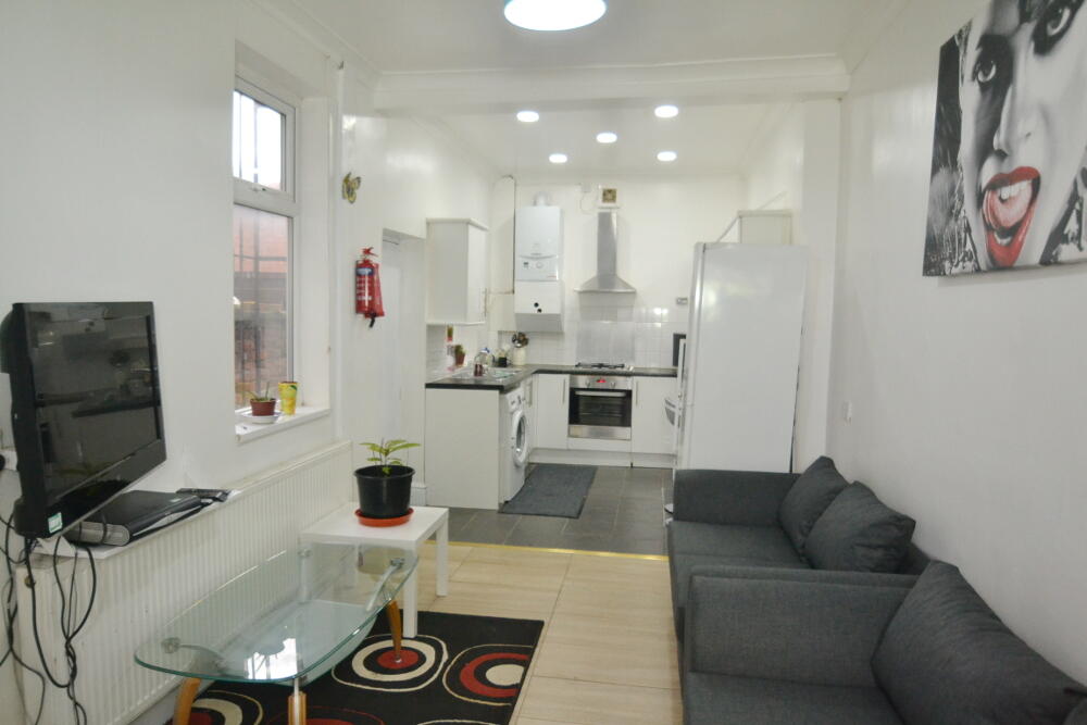 5 bed Mid Terraced House for rent in Manchester. From Nicholas Humphreys - Manchester