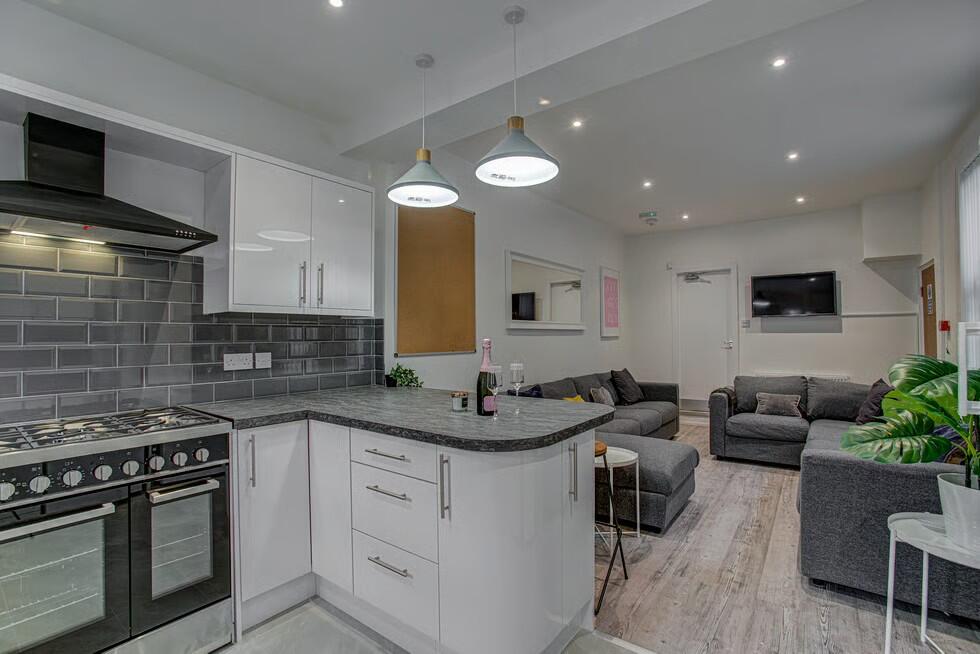 8 bed Mid Terraced House for rent in Stockport. From Nicholas Humphreys - Manchester