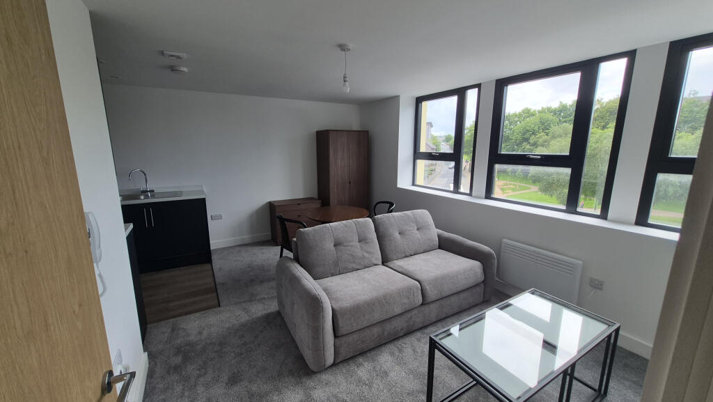 4 bed Studio for rent in Bradford. From Biscayne Properties - Bradford 4 bed Studio for rent in Bradford. From Biscayne Properties - Bradford