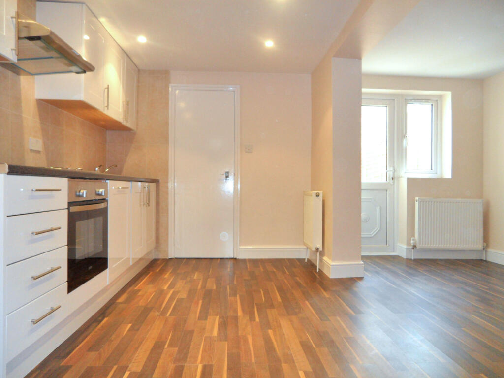 4 bed Mid Terraced House for rent in London. From Broadway & West - London
