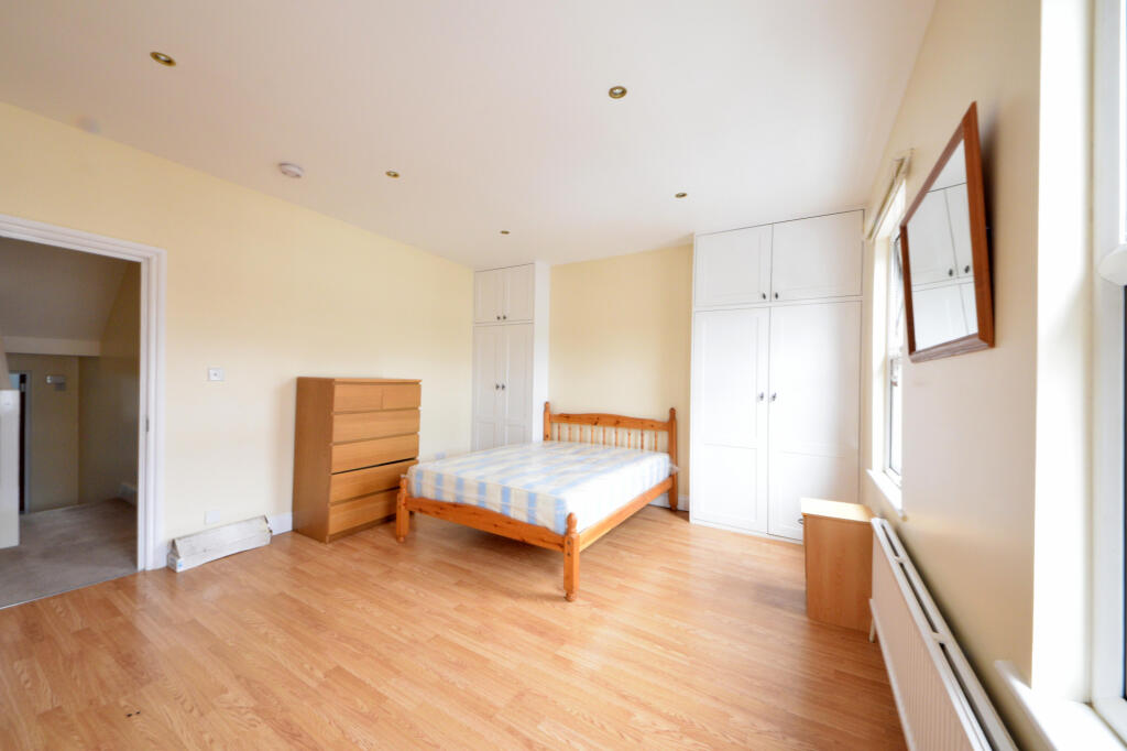 4 bed 1st Floor Flat for rent in London. From Broadway & West - London