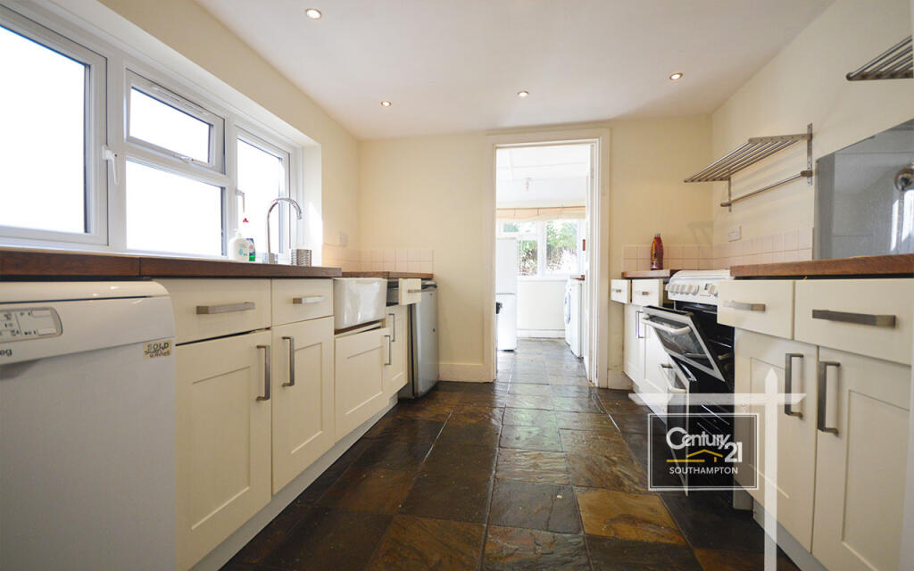 4 bed Mid Terraced House for rent in Southampton. From Century21 Southampton - Southampton