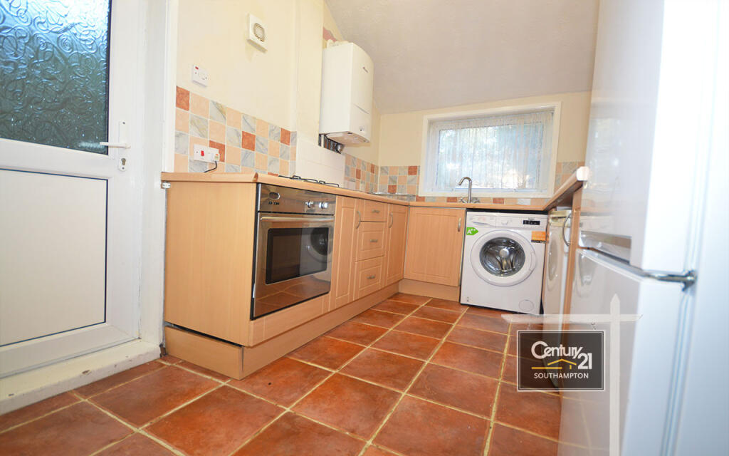 3 bed Mid Terraced House for rent in Southampton. From Century21 Southampton - Southampton