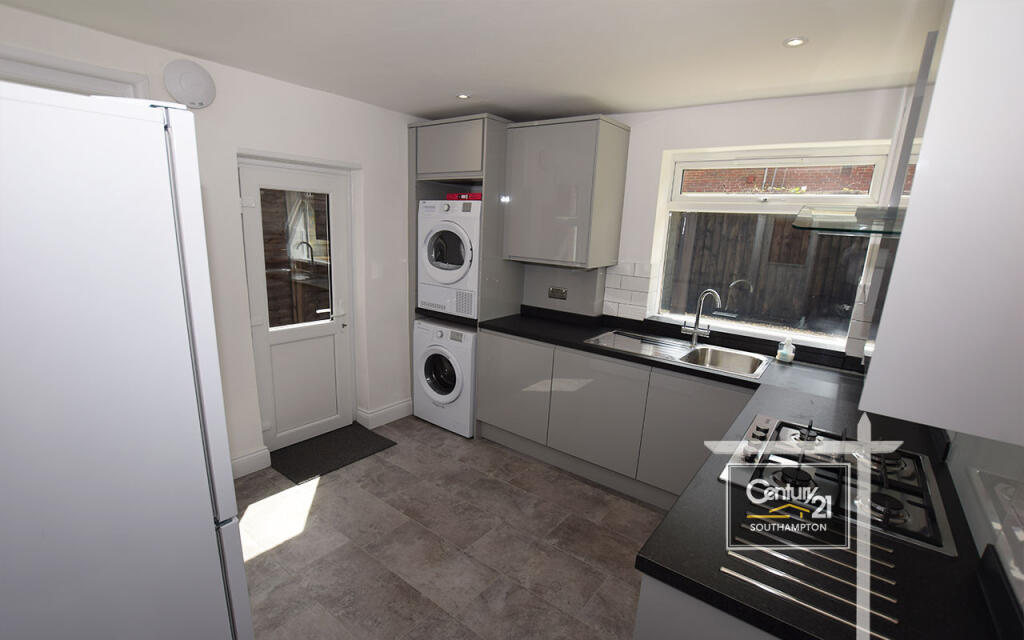 5 bed Mid Terraced House for rent in Southampton. From Century21 Southampton - Southampton