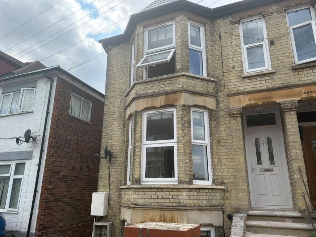 6 bed 1st Floor Flat for rent in High Wycombe. From Chiltern Hills - High Wycombe