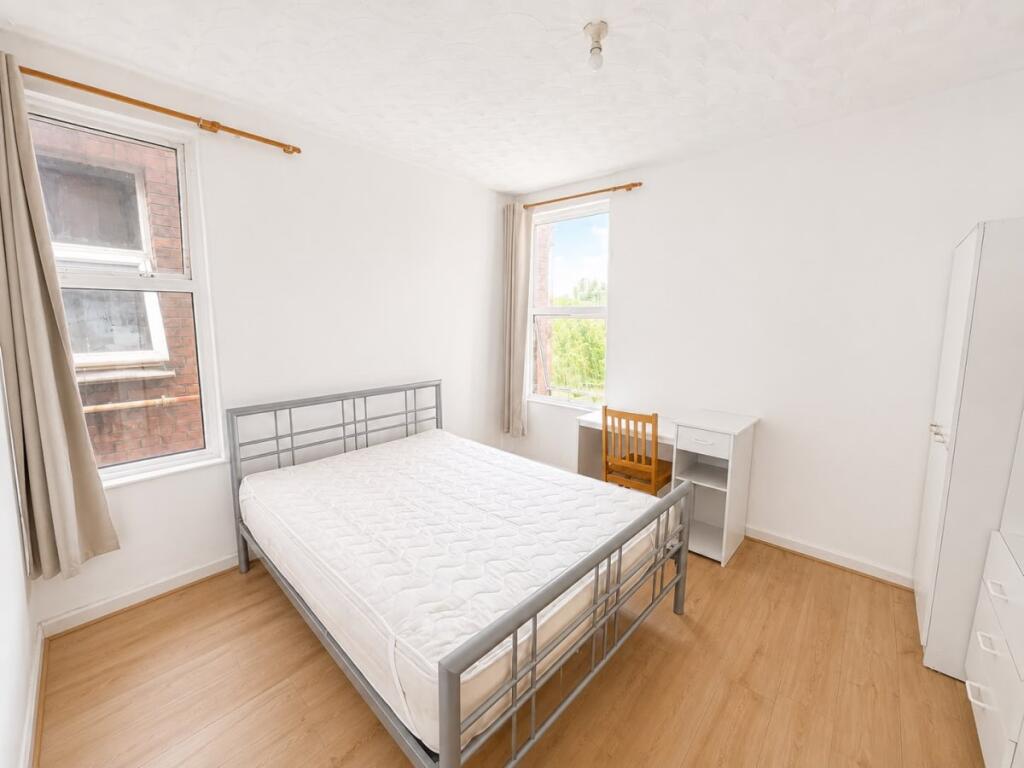 6 bed Semi Detached for rent in High Wycombe. From Chiltern Hills - High Wycombe