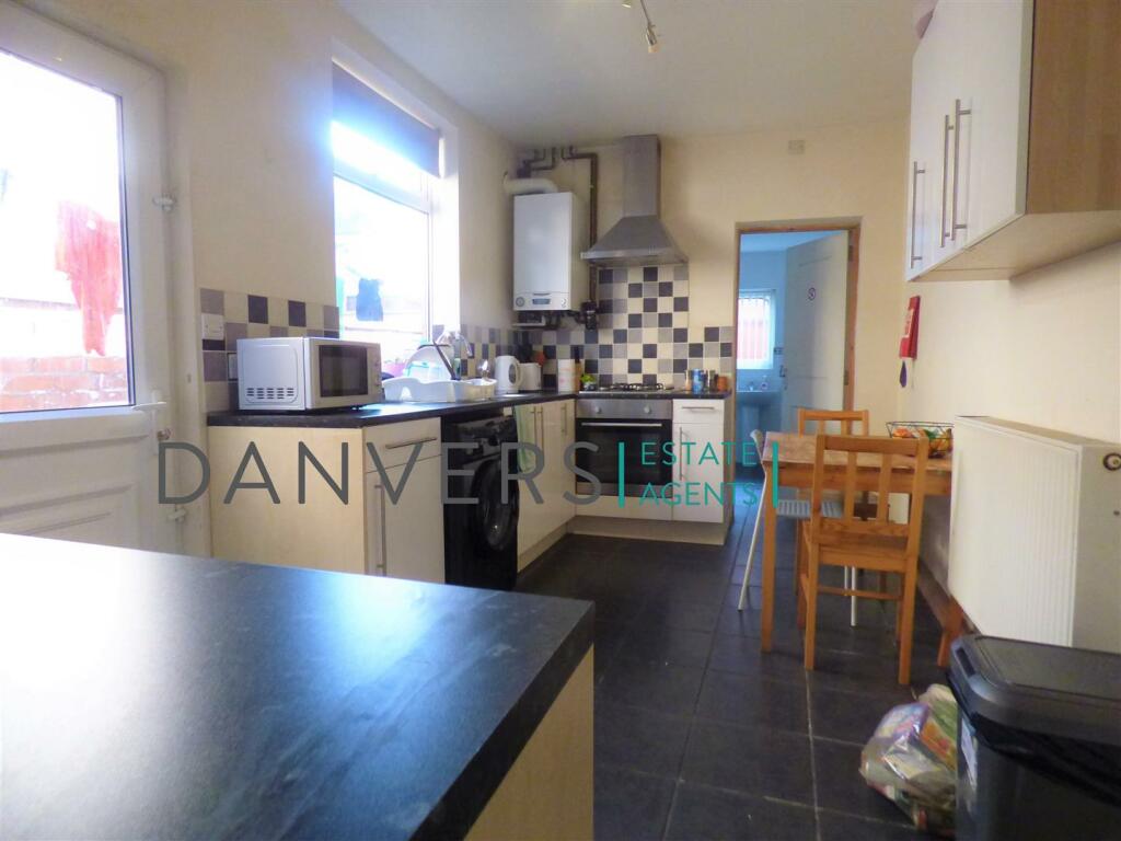 5 bed Mid Terraced House for rent in Leicester Forest East. From Danvers Estate Agents - Leicester