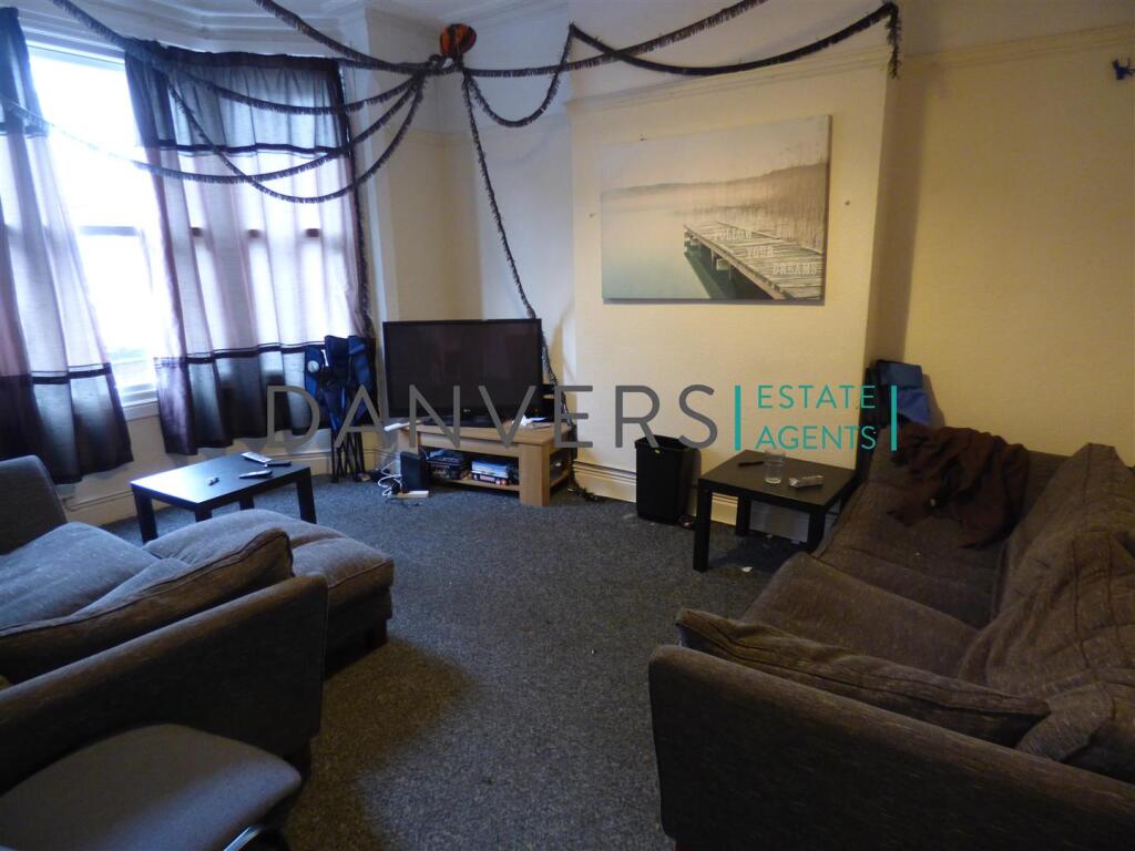 6 bed Mid Terraced House for rent in Leicester. From Danvers Estate Agents - Leicester