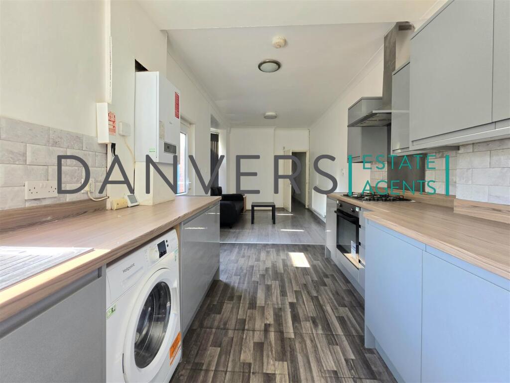5 bed Mid Terraced House for rent in Leicester. From Danvers Estate Agents - Leicester