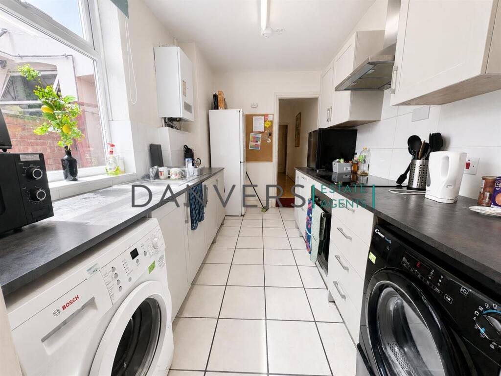 4 bed Mid Terraced House for rent in Leicester. From Danvers Estate Agents - Leicester