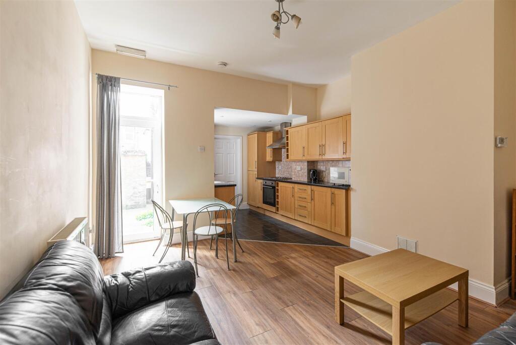 3 bed 1st Floor Flat for rent in Newcastle upon Tyne. From Hive Estates - Newcastle upon Tyne
