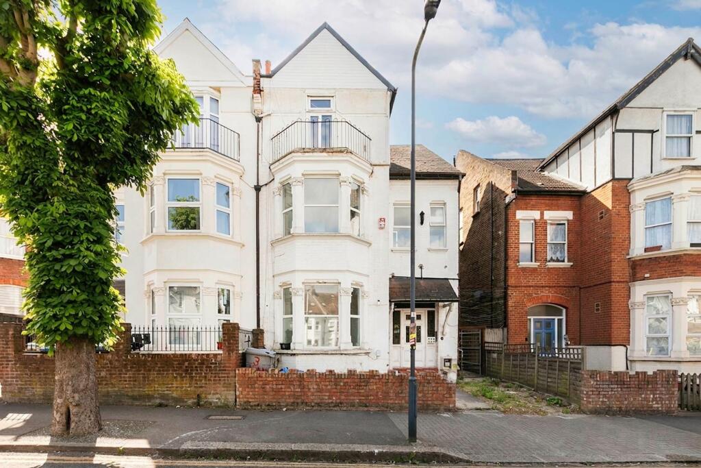 4 bed Studio for rent in Willesden. From Black katz - West Hampstead