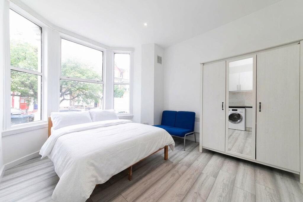 4 bed Studio for rent in Willesden. From Black katz - West Hampstead