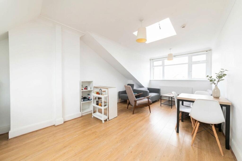 4 bed 1st Floor Flat for rent in Willesden. From Black katz - West Hampstead