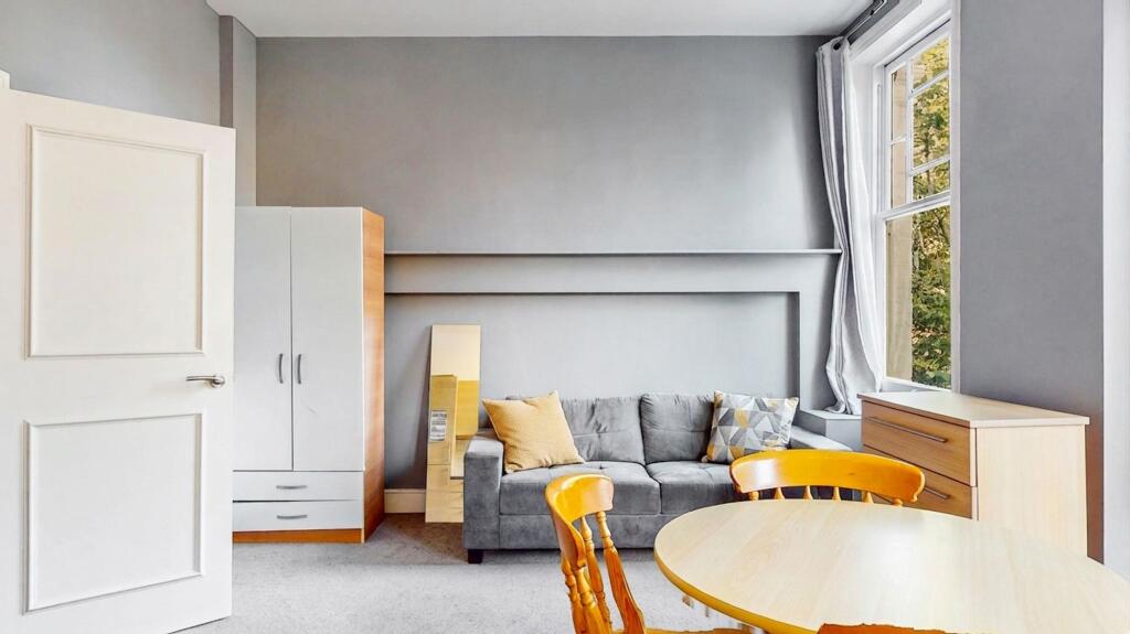 3 bed 1st Floor Flat for rent in Willesden. From Black katz - West Hampstead