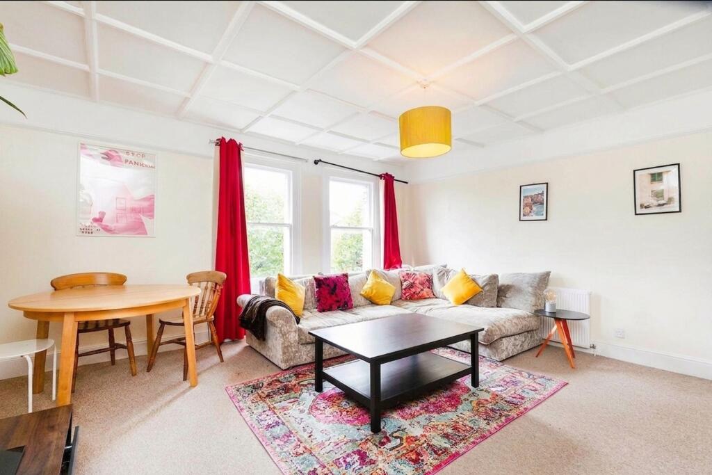 3 bed 1st Floor Flat for rent in London. From Black katz - West Hampstead