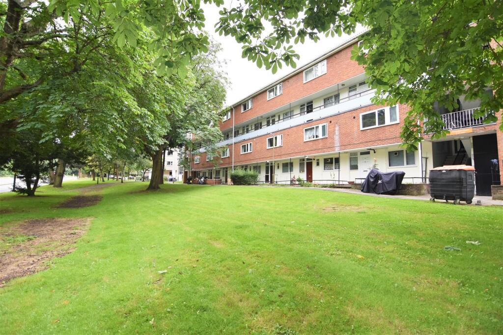 5 bed 1st Floor Flat for rent in Putney. From Gibson Lane - Kingston Upon Thames - Sales & Lettings