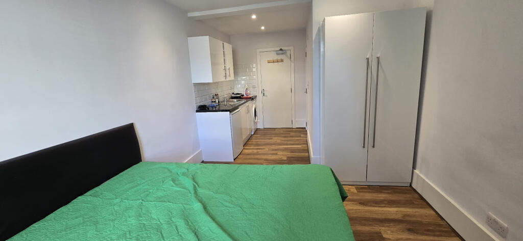 4 bed Studio for rent in London. From Maxwells Estates 4 bed Studio for rent in London. From Maxwells Estates