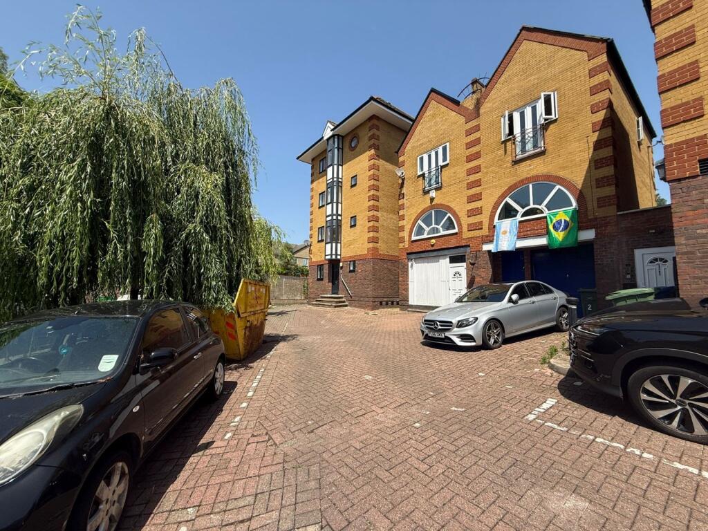 4 bed Semi Detached for rent in Poplar. From Metro Village Ltd - Canada Water 4 bed Semi Detached for rent in Poplar. From Metro Village Ltd - Canada Water