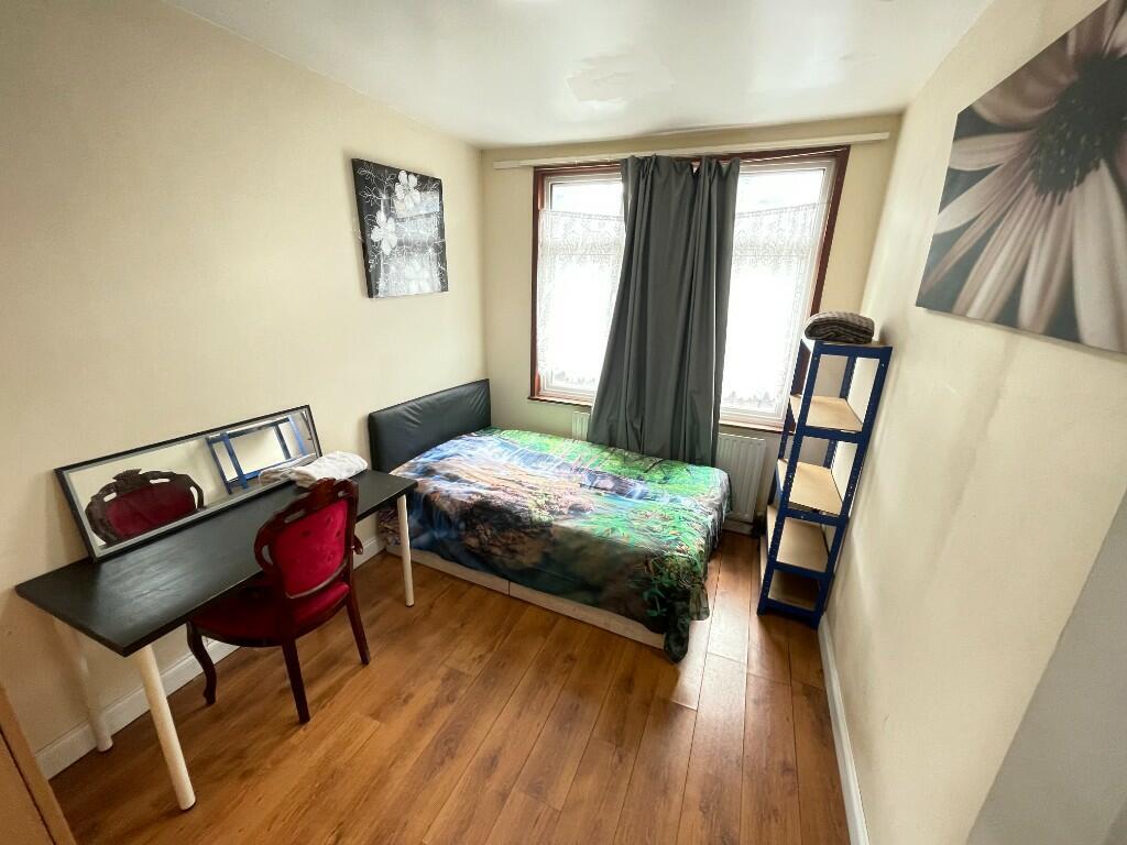 4 bed Mid Terraced House for rent in Poplar. From MoveHome