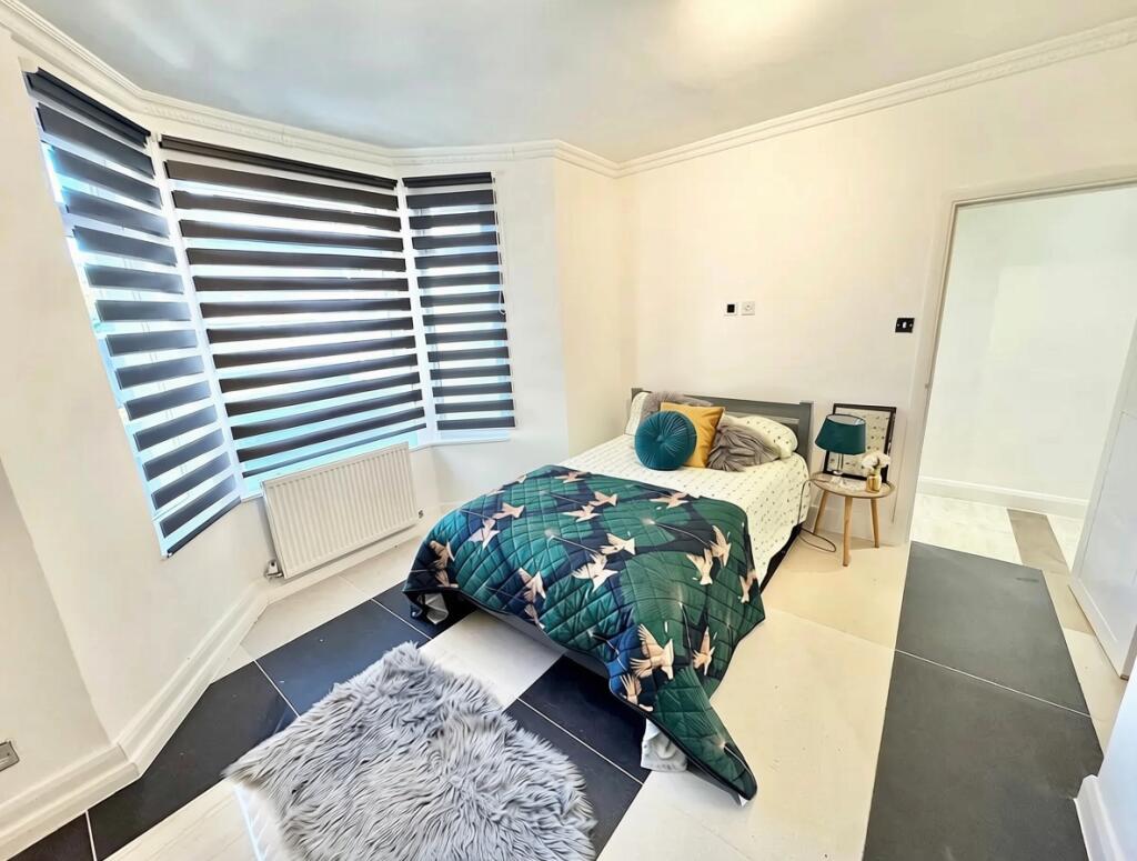 4 bed Studio for rent in London. From MoveHome 4 bed Studio for rent in London. From MoveHome