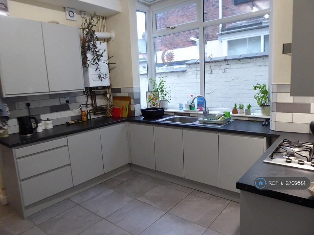 6 bed Mid Terraced House for rent in Hanchurch. From OpenRent