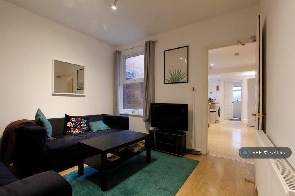 6 bed Mid Terraced House for rent in Woodley. From OpenRent