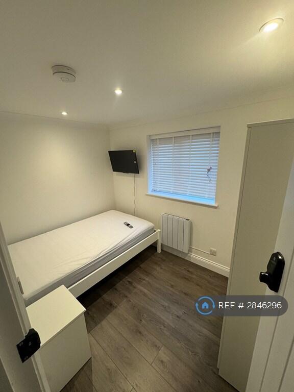 1 bed Flat Share for rent in Basildon. From OpenRent