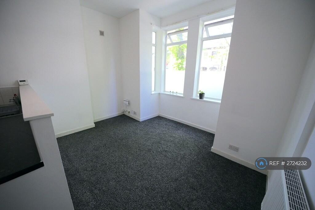 1 bed 1st Floor Flat for rent in Hull. From OpenRent
