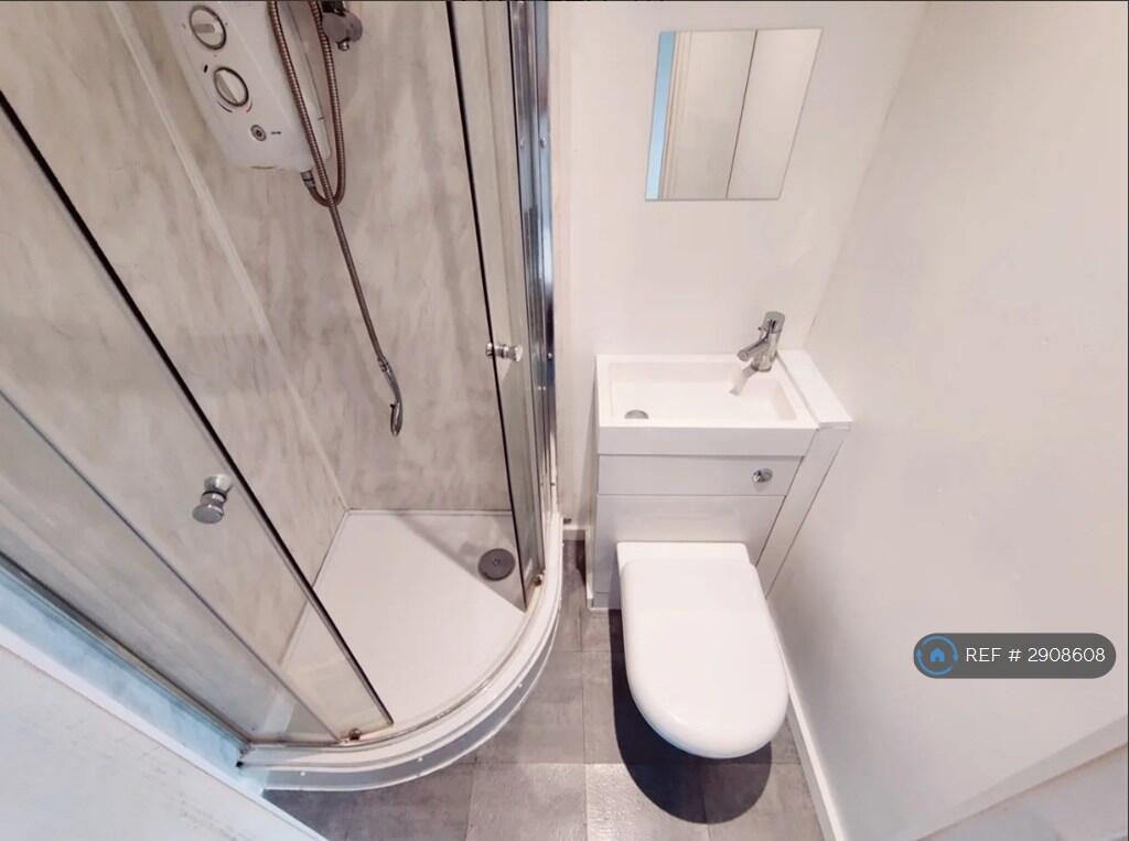 4 bed Studio for rent in London. From OpenRent