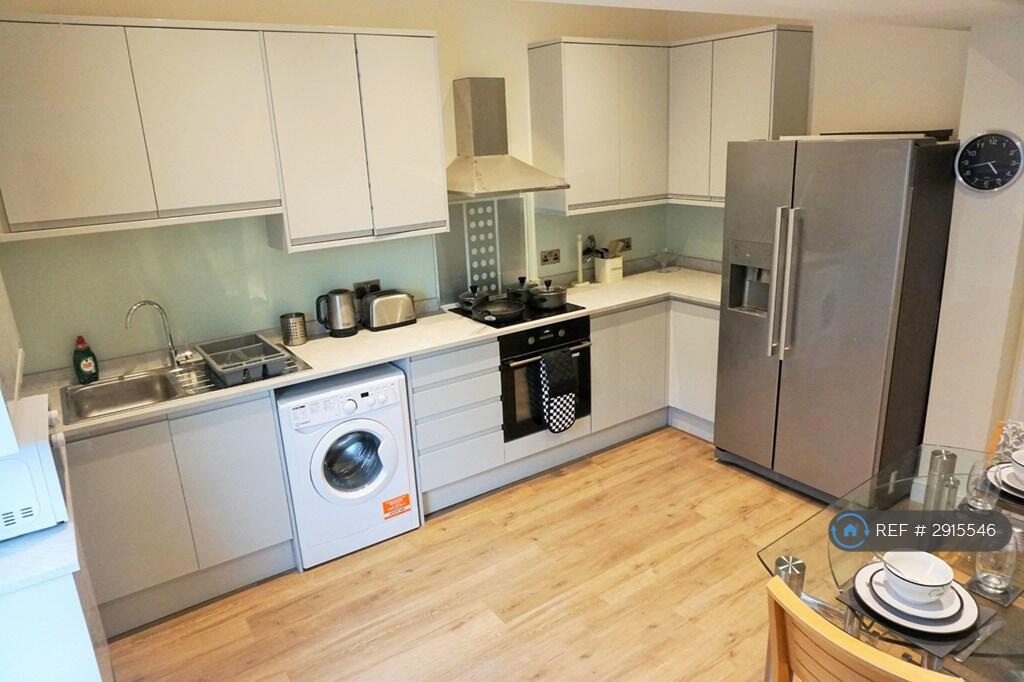 1 bed House Share for rent in Stalybridge. From OpenRent 1 bed House Share for rent in Stalybridge. From OpenRent