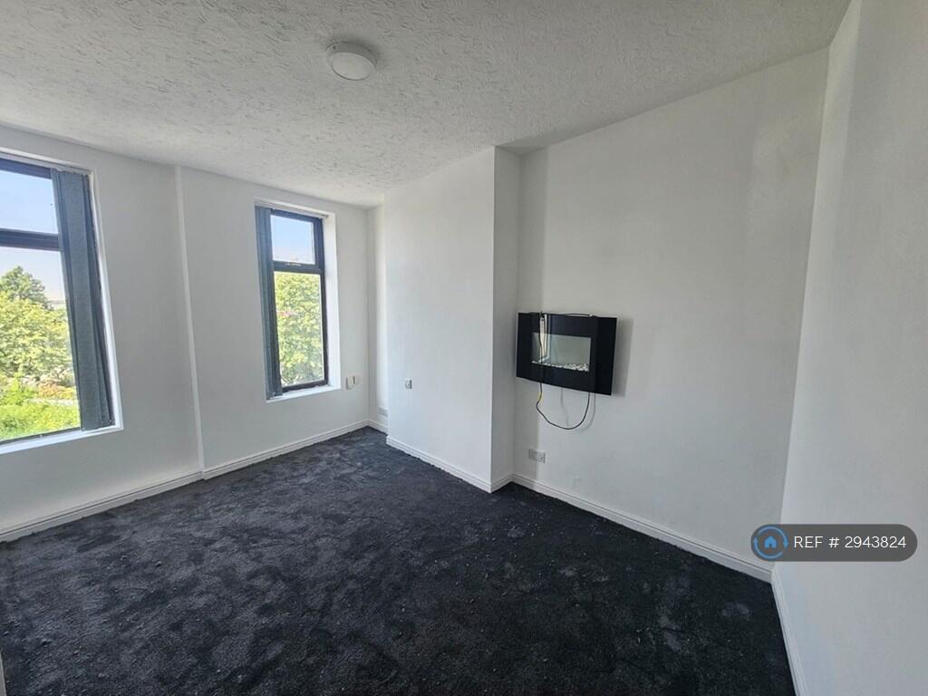 1 bed 1st Floor Flat for rent in Higher Folds. From OpenRent