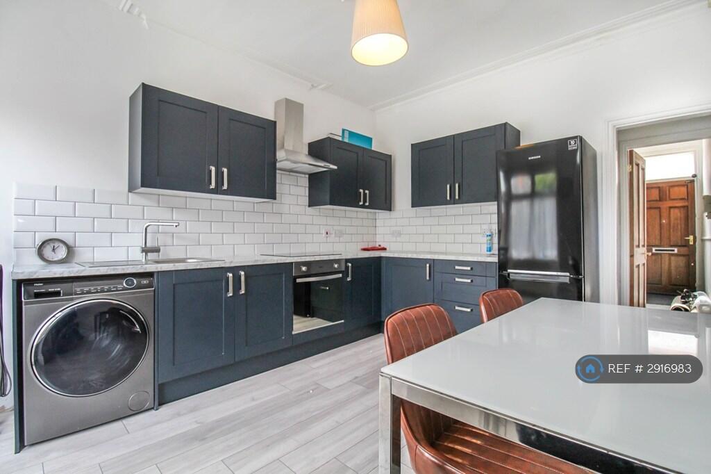 4 bed Mid Terraced House for rent in Leeds. From OpenRent