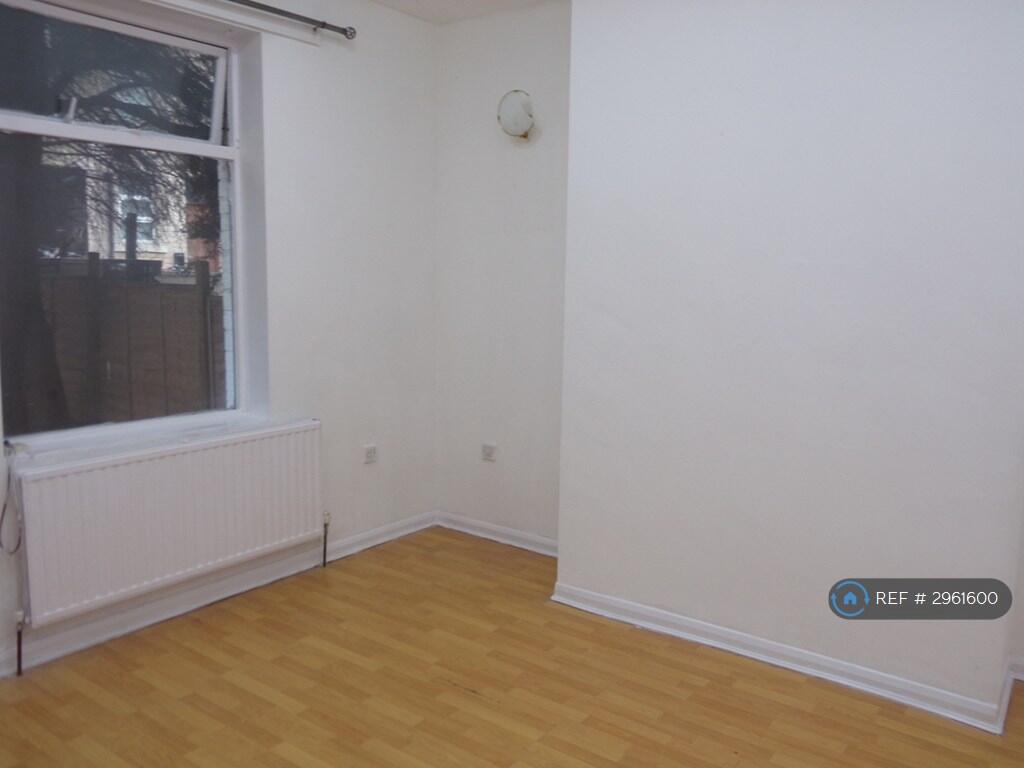 2 bed Mid Terraced House for rent in Bradford. From OpenRent 2 bed Mid Terraced House for rent in Bradford. From OpenRent