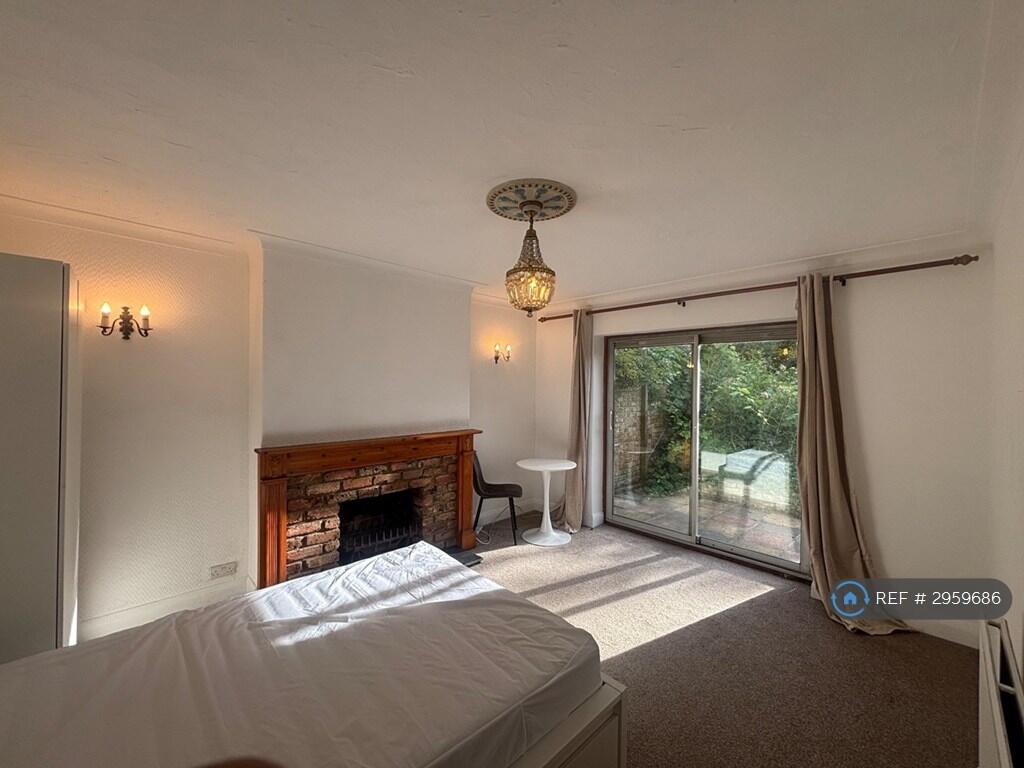 1 bed Flat Share for rent in Putney. From OpenRent