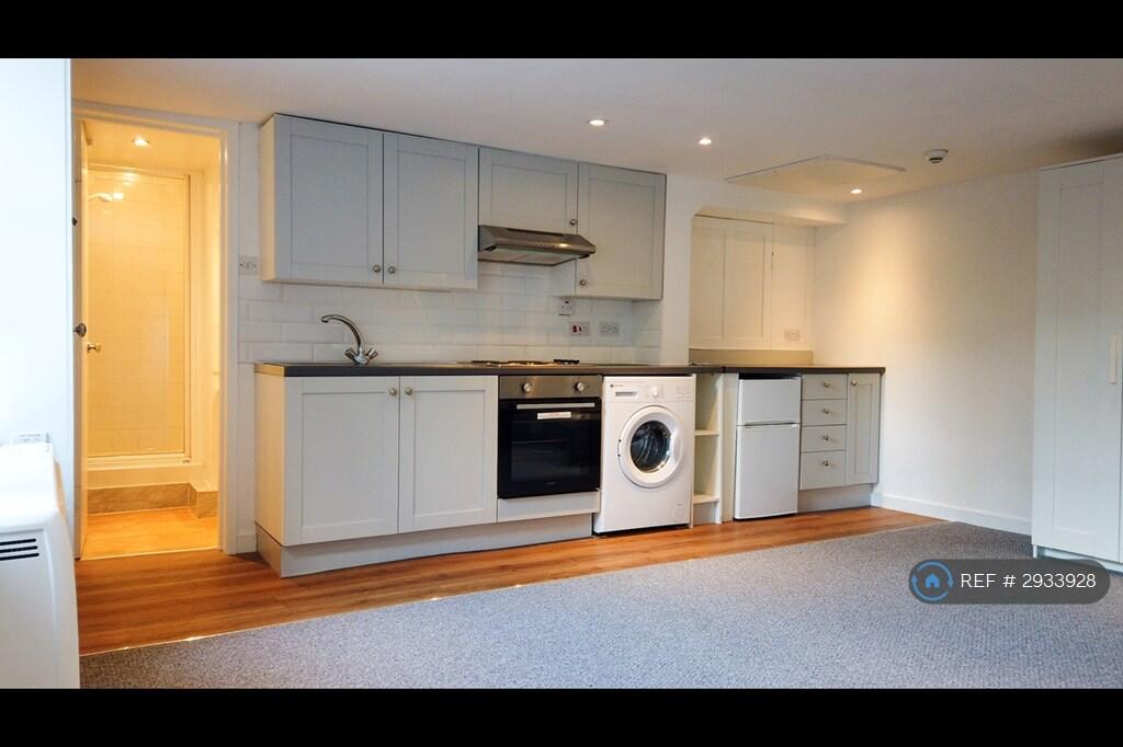 4 bed Studio for rent in Halifax. From OpenRent