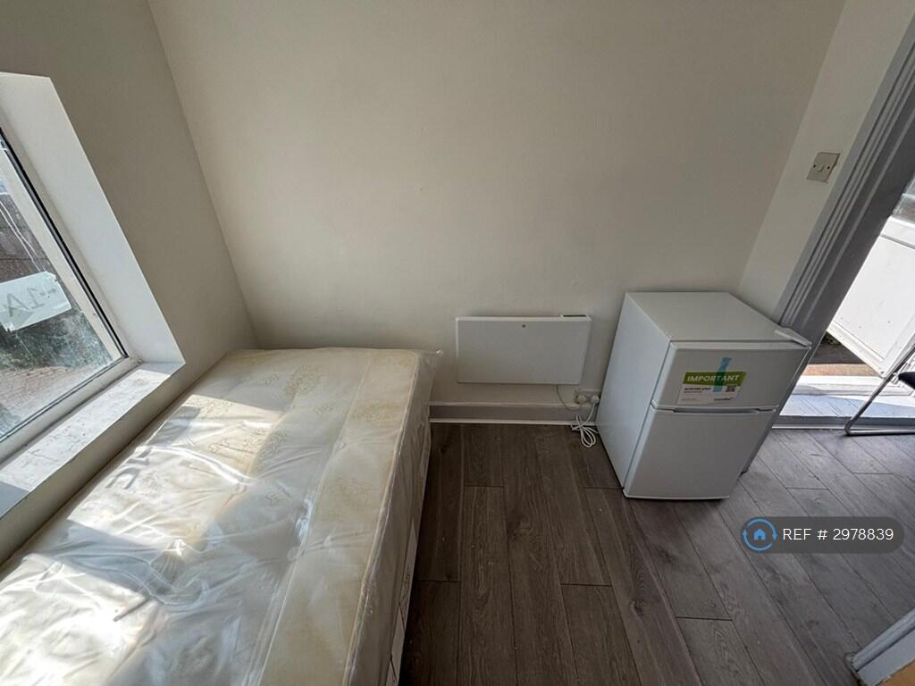 4 bed Studio for rent in Hayes. From OpenRent