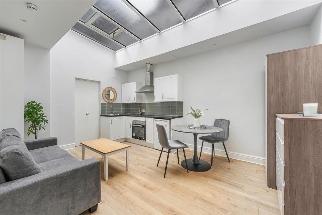 1 bed 1st Floor Flat for rent in Kensington. From Pomp Properties - London