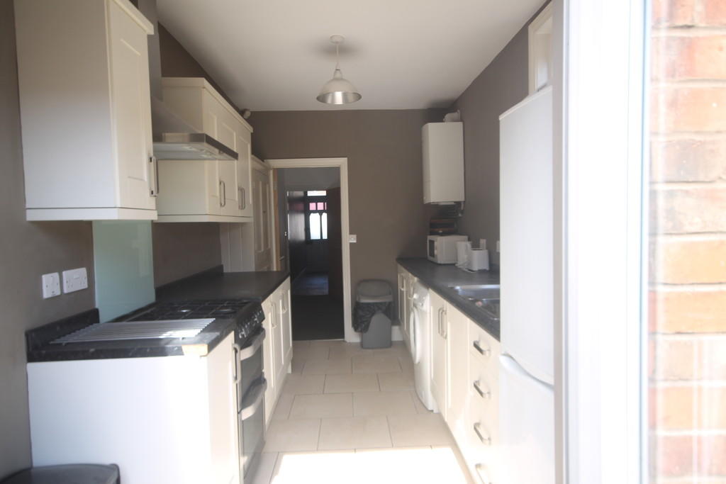 4 bed Mid Terraced House for rent in Leicester. From Keywest Estate Agents - Leicester