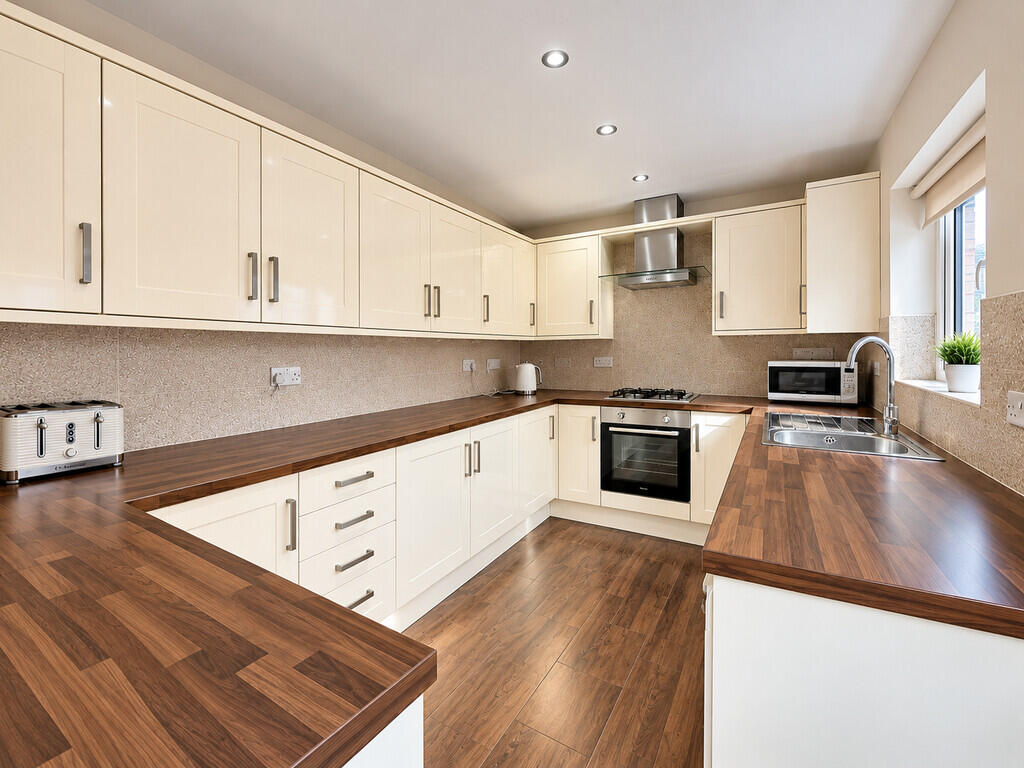 4 bed Mid Terraced House for rent in Leicester. From Keywest Estate Agents - Leicester